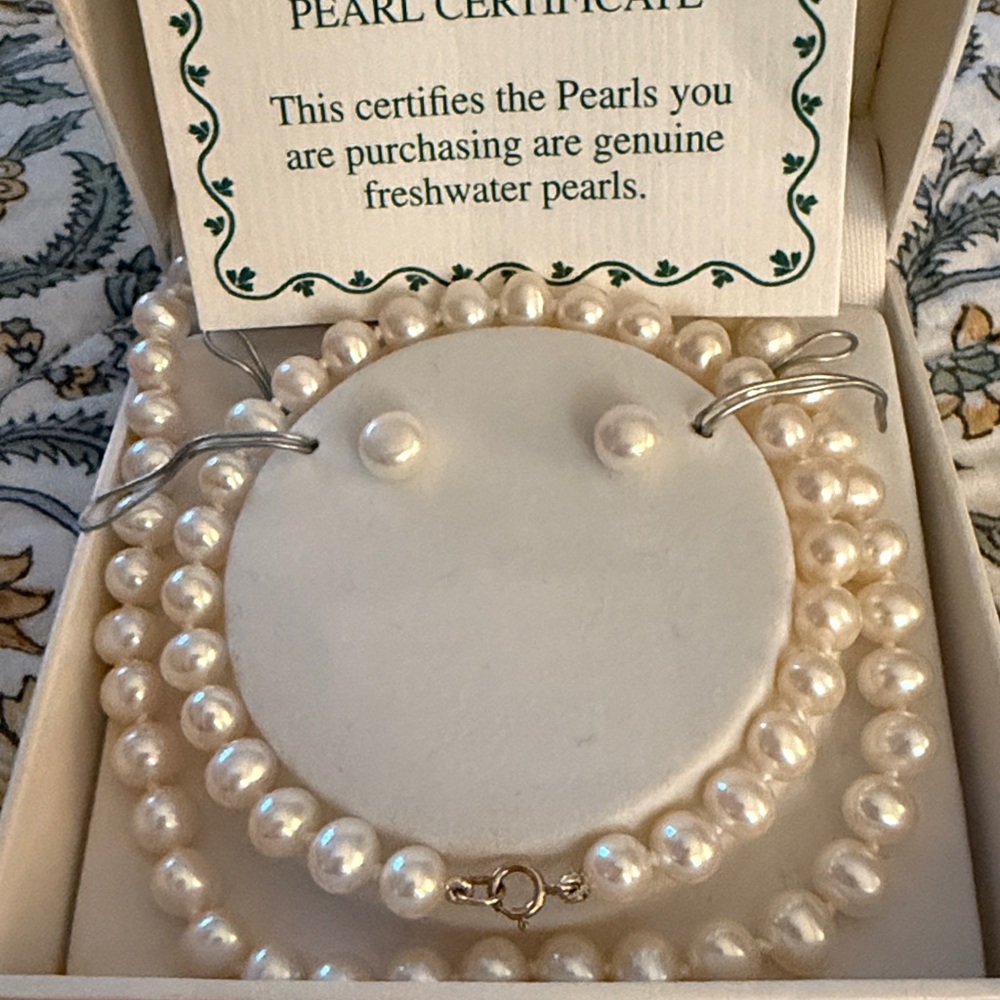 Elegant Pearl Jewelry Set - Picture 3 of 4